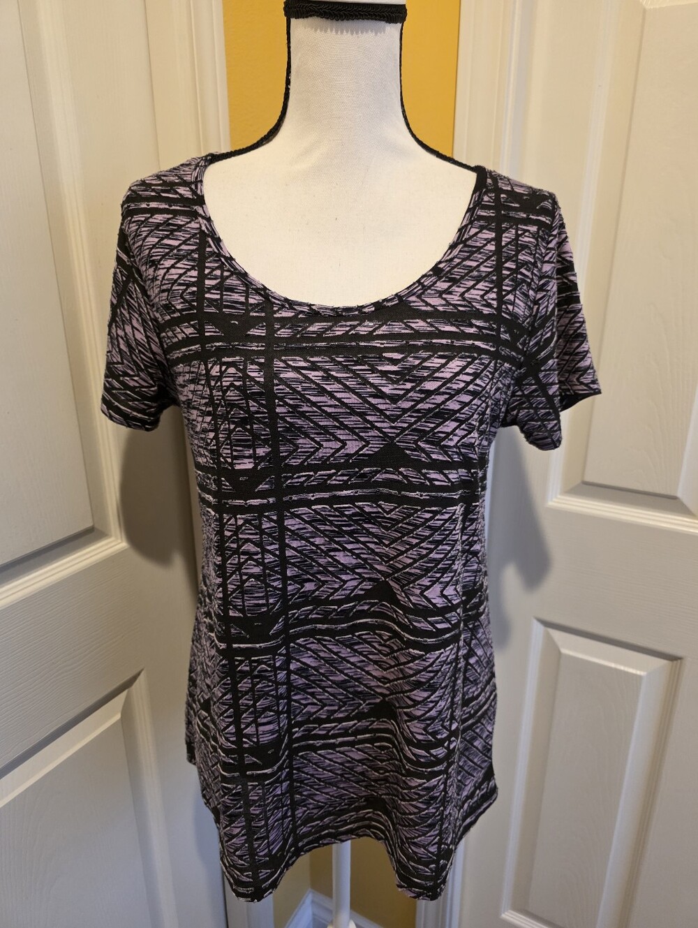 LULAROE PURPLE ABSTRACT DESIGN TOP, SIZE M